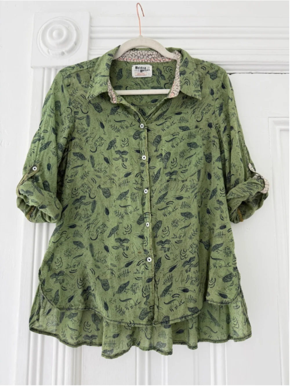 Women's Holding Horses Button Down Shirt Size 6 Green Black Animal Print